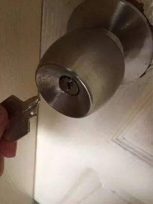 鑰匙不小心斷在鎖裡了!開鎖老師傅教我一招,輕鬆不花錢就取出來
