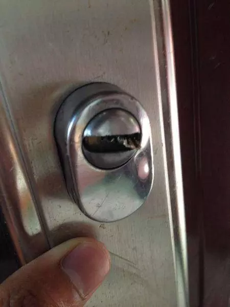 鑰匙不小心斷在鎖裡了!開鎖老師傅教我一招,輕鬆不花錢就取出來