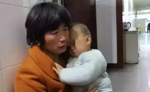 幫兒媳婦帶孩子,飯菜好了讓她先吃,再回桌上時我淚流不止!