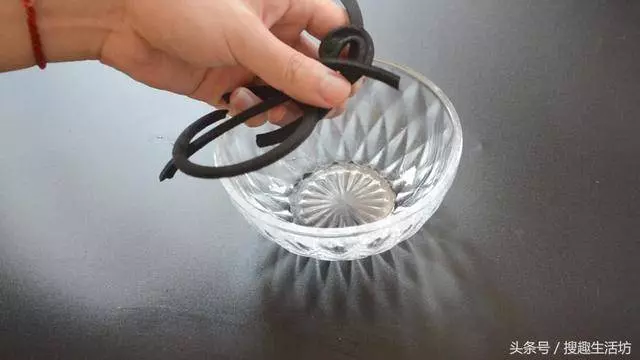 蚊香放在水裡泡一泡,沒想到作用這麼大,解決了家家戶戶的困擾
