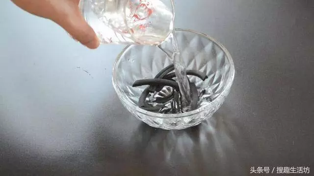 蚊香放在水裡泡一泡,沒想到作用這麼大,解決了家家戶戶的困擾