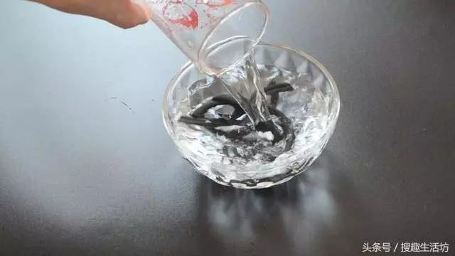 蚊香放在水裡泡一泡,沒想到作用這麼大,解決了家家戶戶的困擾