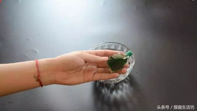 蚊香放在水裡泡一泡,沒想到作用這麼大,解決了家家戶戶的困擾