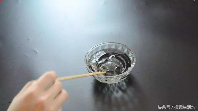 蚊香放在水裡泡一泡,沒想到作用這麼大,解決了家家戶戶的困擾