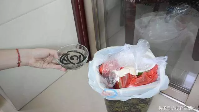 蚊香放在水裡泡一泡,沒想到作用這麼大,解決了家家戶戶的困擾