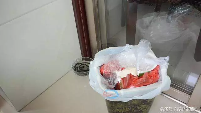蚊香放在水裡泡一泡,沒想到作用這麼大,解決了家家戶戶的困擾