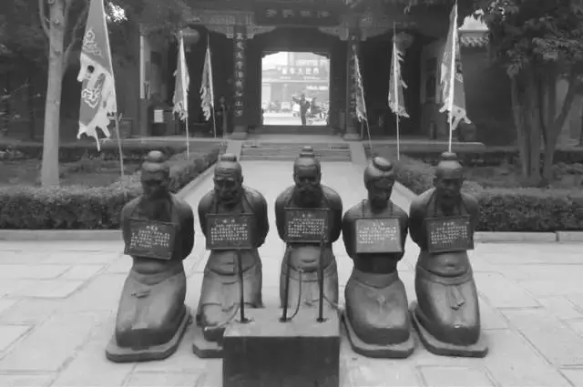秦檜後人說:祖先跪了800年,該站起來了,岳飛後人霸氣回應!