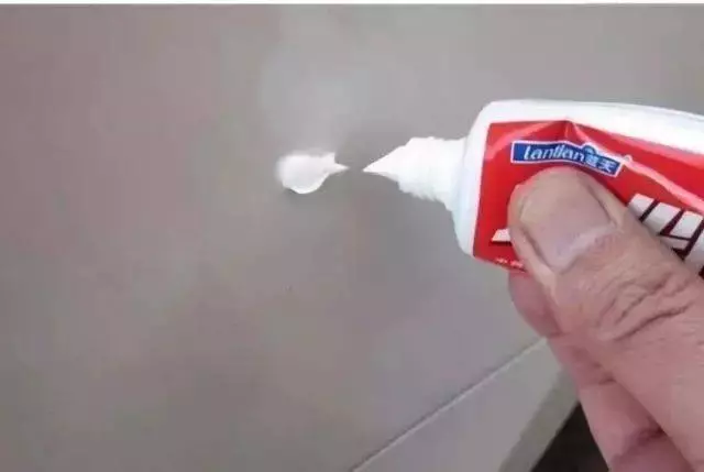 抓緊在汽車裡放一隻牙膏,原來作用這麼大,每個家庭都需要,記得回家試一試 !