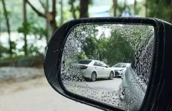 抓緊在汽車裡放一隻牙膏,原來作用這麼大,每個家庭都需要,記得回家試一試 !