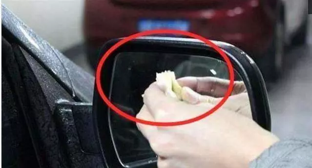 抓緊在汽車裡放一隻牙膏,原來作用這麼大,每個家庭都需要,記得回家試一試 !