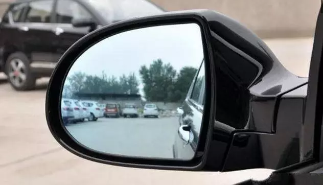抓緊在汽車裡放一隻牙膏,原來作用這麼大,每個家庭都需要,記得回家試一試 !