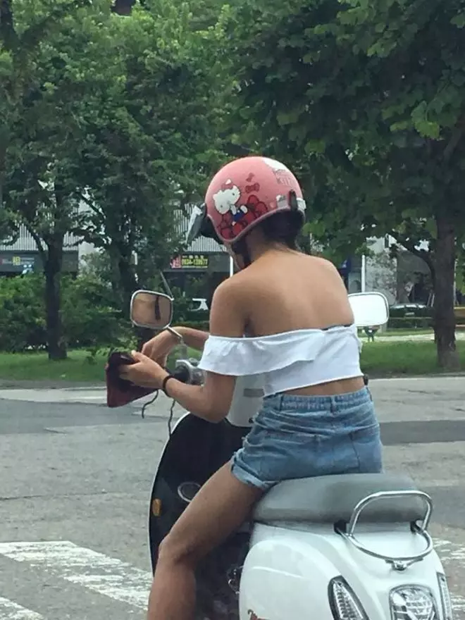 愛水不驚!女騎士穿這樣…大家都在看,狂呼:幫她抹防曬