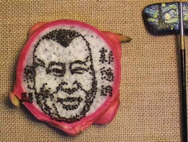 「強迫症」吃貨都是牛人,橘子白絡全撕光,火龍果籽擺出郭德綱!