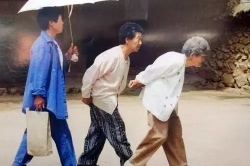 女性50歲後容易骨質疏鬆,營養師說:少吃3種傷鈣食物,常做1件事