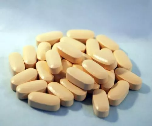 女性50歲後容易骨質疏鬆,營養師說:少吃3種傷鈣食物,常做1件事