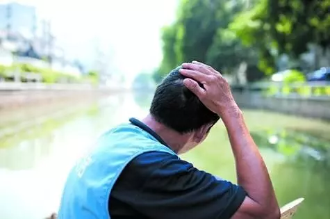 女性50歲後容易骨質疏鬆,營養師說:少吃3種傷鈣食物,常做1件事