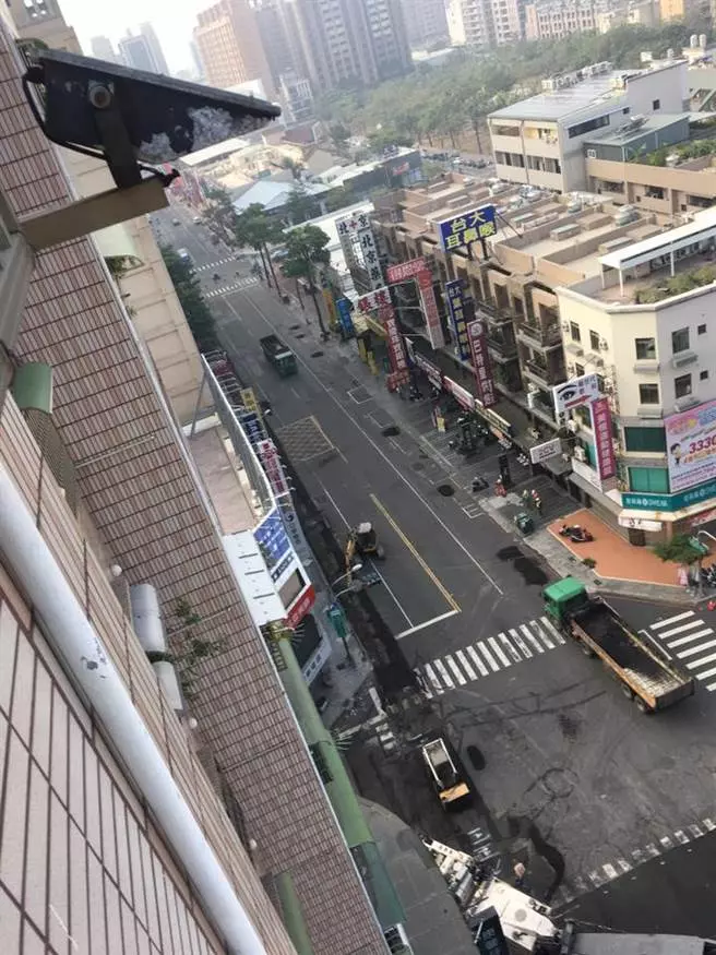 高雄網友貼破路對比圖 大讚韓市府「路見不平 馬上鋪平」