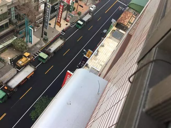 高雄網友貼破路對比圖 大讚韓市府「路見不平 馬上鋪平」