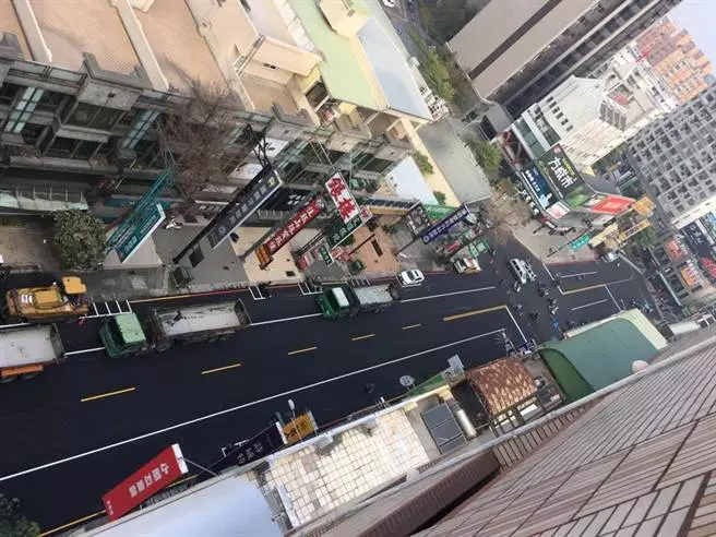 高雄網友貼破路對比圖 大讚韓市府「路見不平 馬上鋪平」
