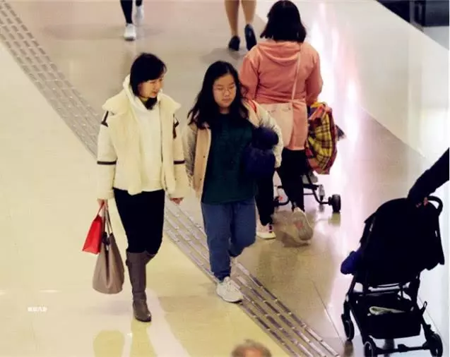 60歲女星收養「有缺陷女兒」,耐心陪度過多次手術…如今她上名校謝媽媽:長大必報養育恩 !