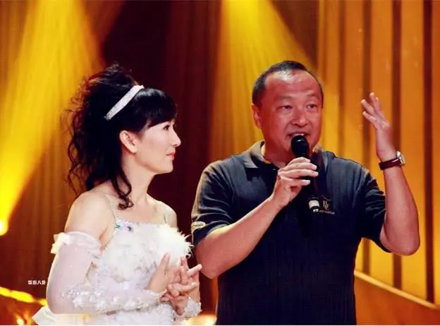 60歲女星收養「有缺陷女兒」,耐心陪度過多次手術…如今她上名校謝媽媽:長大必報養育恩 !