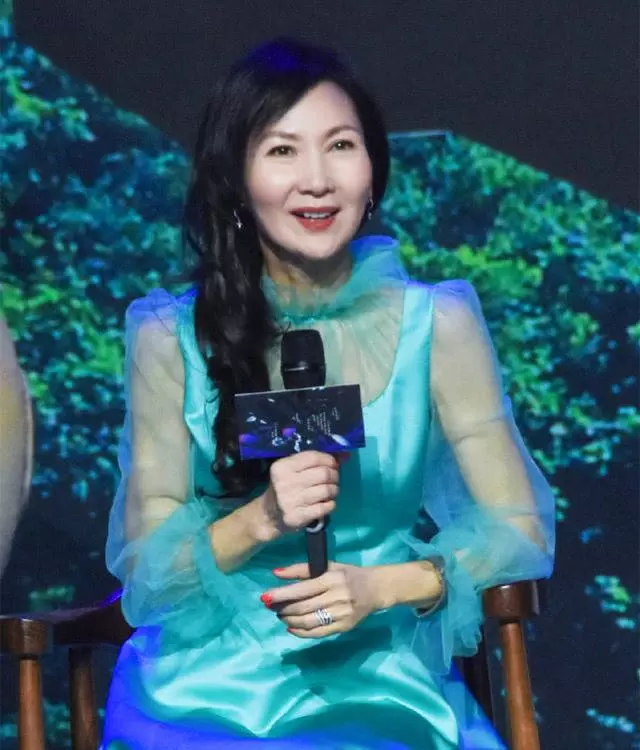 60歲女星收養「有缺陷女兒」,耐心陪度過多次手術…如今她上名校謝媽媽:長大必報養育恩 !
