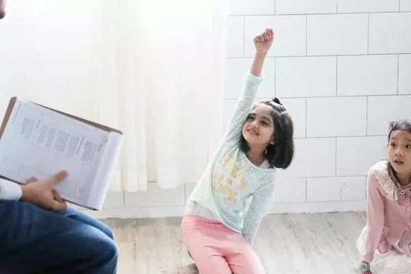 孩子愛插嘴一定要教!小心!這是長大變「白目」的前兆