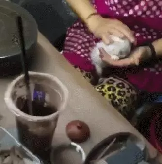 貓咪的頭卡在了下水道蓋子上,看到它那委屈的表情,原諒我笑了!