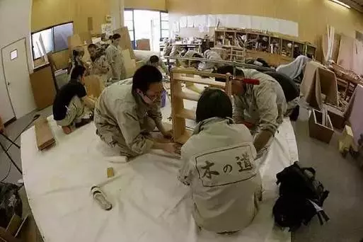 無論男女一律剃寸頭!禁止員工戀愛,玩手機!8年零假期!這家34人的小作坊,居然還年入11個億!
