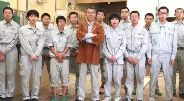 無論男女一律剃寸頭!禁止員工戀愛,玩手機!8年零假期!這家34人的小作坊,居然還年入11個億!
