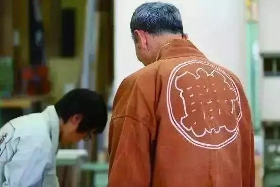 無論男女一律剃寸頭!禁止員工戀愛,玩手機!8年零假期!這家34人的小作坊,居然還年入11個億!