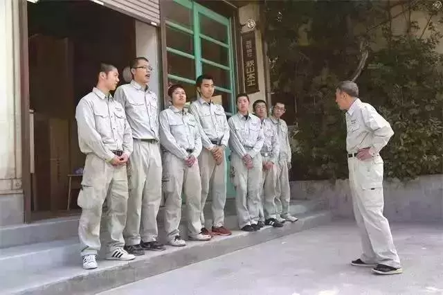 無論男女一律剃寸頭!禁止員工戀愛,玩手機!8年零假期!這家34人的小作坊,居然還年入11個億!