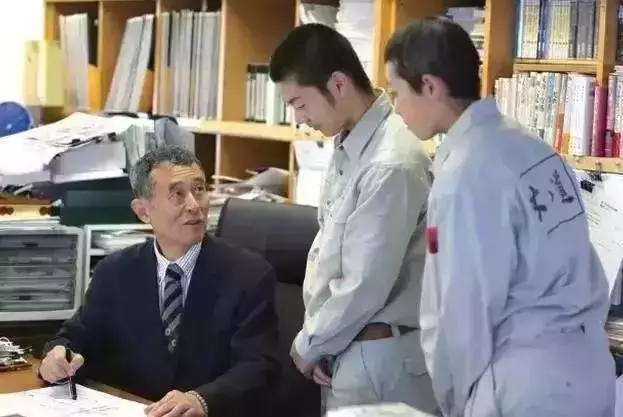 無論男女一律剃寸頭!禁止員工戀愛,玩手機!8年零假期!這家34人的小作坊,居然還年入11個億!