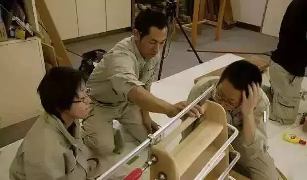 無論男女一律剃寸頭!禁止員工戀愛,玩手機!8年零假期!這家34人的小作坊,居然還年入11個億!