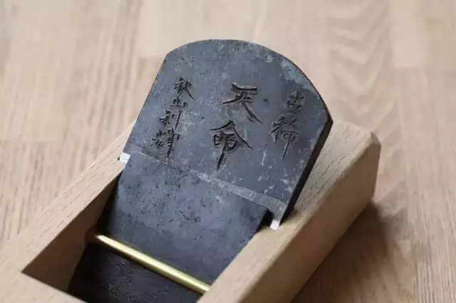 無論男女一律剃寸頭!禁止員工戀愛,玩手機!8年零假期!這家34人的小作坊,居然還年入11個億!