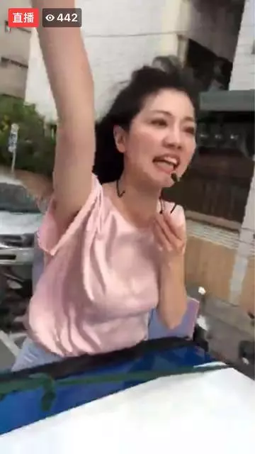 為什麼高嘉瑜這麼夯?直播秀掃街實力「2HR揮手講不停」 網驚衣服好開:狂看腋下