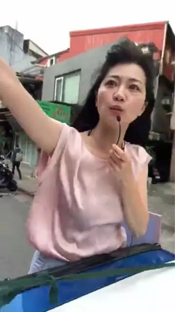 為什麼高嘉瑜這麼夯?直播秀掃街實力「2HR揮手講不停」 網驚衣服好開:狂看腋下