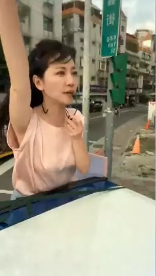 為什麼高嘉瑜這麼夯?直播秀掃街實力「2HR揮手講不停」 網驚衣服好開:狂看腋下