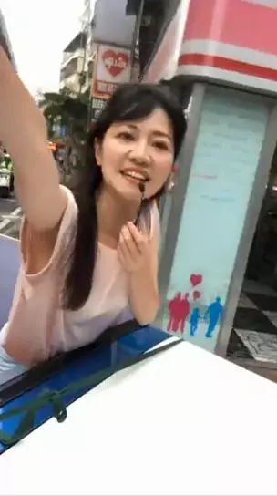 為什麼高嘉瑜這麼夯?直播秀掃街實力「2HR揮手講不停」 網驚衣服好開:狂看腋下