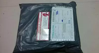 老公在外每年寄「50萬」回家,看到他寄來包裹裡的一百萬,我立刻「報警」!