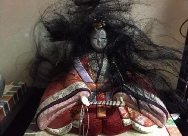 女兒節娃娃被貓主子玩壞了 奴才回家秒嚇歪:何方妖孽?