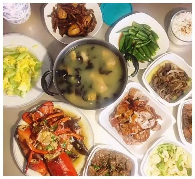 爸媽去世,我跟堂姐搶菜吃,奶奶一巴掌打掉我筷子,10年後我哭了