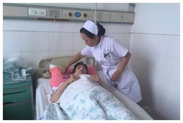 爸媽去世,我跟堂姐搶菜吃,奶奶一巴掌打掉我筷子,10年後我哭了