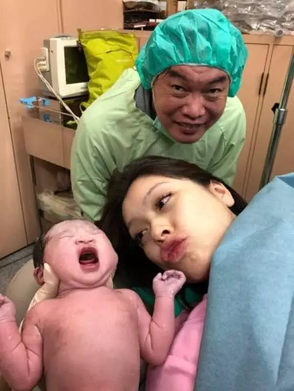 恭喜!51歲康康再當爸,「前世情人」報到,愛女Q樣簡直萌翻!