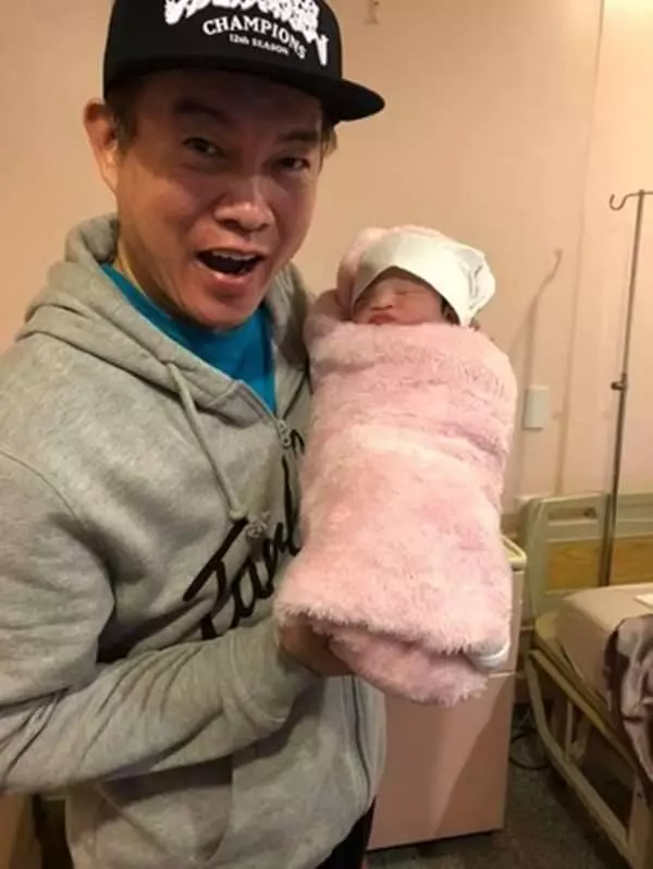 恭喜!51歲康康再當爸,「前世情人」報到,愛女Q樣簡直萌翻!