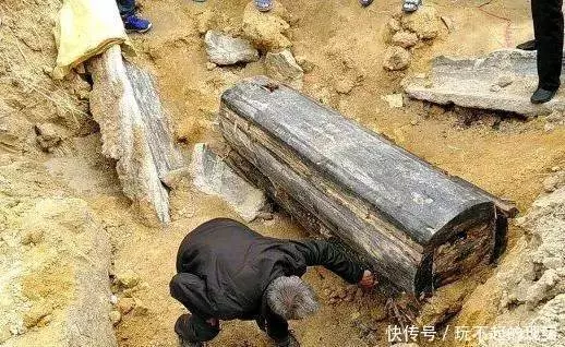 山里發洪水,衝出一口棺材,村民們打開一看,立馬報警 !