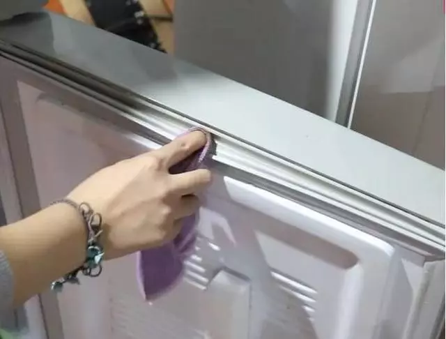 冰箱封條長了霉斑,教你一招,不髒手,不用一滴水,這樣一擦乾淨又除菌 !