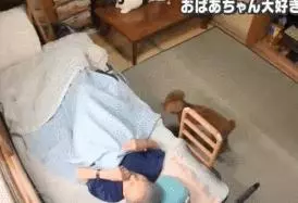 小泰迪每天晚上偷偷戴奶奶假牙,心理醫生解釋因為愛,奶奶感動又羞愧
