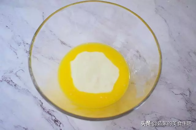這才是酸奶蛋糕正確的做法,不塌不陷,綿潤柔軟,一次就成功