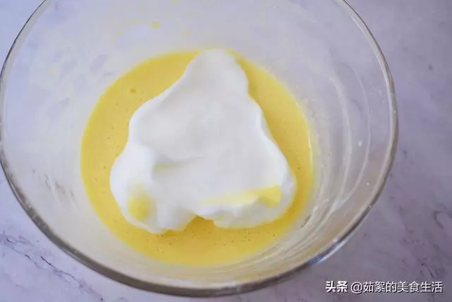 這才是酸奶蛋糕正確的做法,不塌不陷,綿潤柔軟,一次就成功
